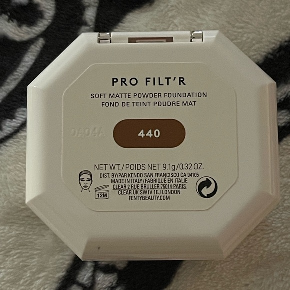 Fenty 440 Pro Filt’r Soft Matte Longwear Powder Foundation - Picture 6 of 7
